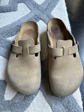 Birkenstock Suede Clog in Beige